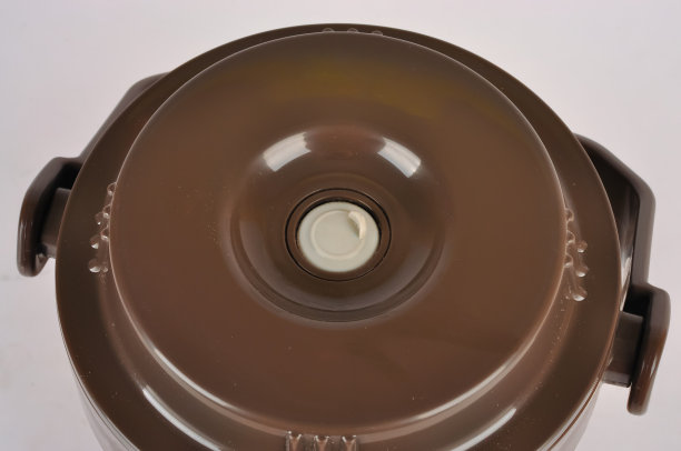 白色背景上的瓶塞和热饮热水瓶盖的特写。图片下载