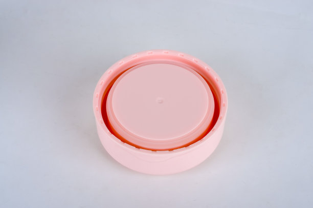 白色背景上的瓶塞和热饮热水瓶盖的特写。图片下载