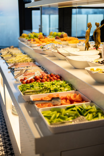 丰盛的自助餐有美味的蔬菜，水果，奶酪，美味的食物图片下载