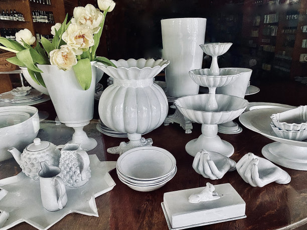 各种白色陶器的静物图片下载