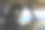 一名女子微笑着用手机在直升机窗外拍照图片下载