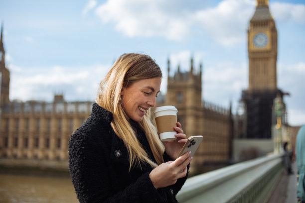 一名女子在伦敦市使用电话图片下载