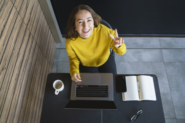年轻女子坐在咖啡馆里工作，在笔记本电脑上打字，还有复印空间图片下载