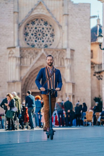 在城市里骑摩托车的商人图片下载