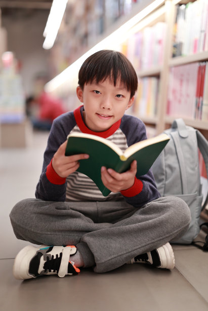 可爱的男孩在图书馆看书图片下载