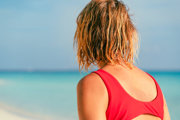 美丽的女人在热带海滩的后视图图片下载