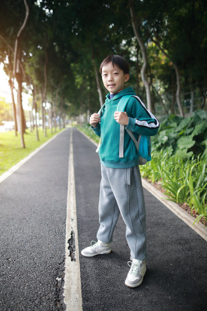 小学生去上学图片下载