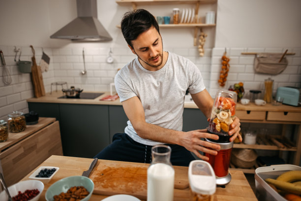 中年男人在厨房做冰沙图片下载