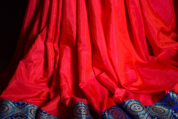 美丽的红色丝绸纱丽与蓝色和金色边界的库存照片，照片在自然光线下在班加罗尔，卡纳塔克邦，印度。关注对象。图片下载