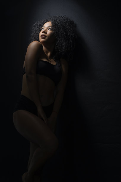 非洲裔拉丁妇女的肖像照图片下载