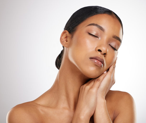 一名迷人的年轻女子在灰色背景下摆姿势的工作室照片图片下载