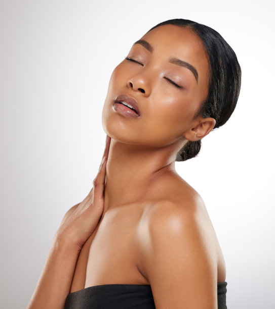 一名迷人的年轻女子在灰色背景下摆姿势的工作室照片图片下载