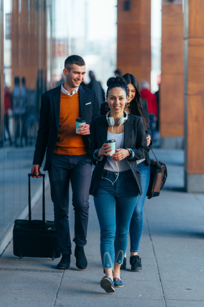 朋友们一起穿过现代建筑聊天图片下载