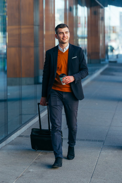 商务旅行(欧洲旅行)的商人走在一个现代的未来的车站图片下载