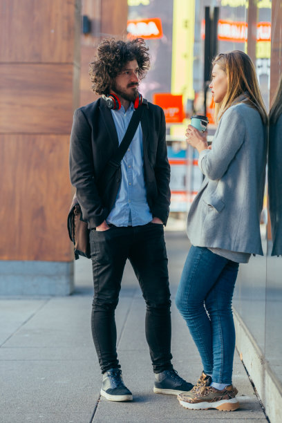 大学生在大学里靠墙和女友调情图片下载