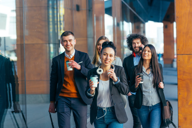 商务旅行中（欧洲之旅）在现代未来车站同行的一群同事图片下载