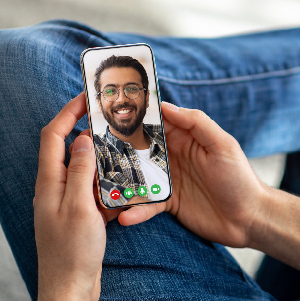 一名男子在智能手机上使用手机应用程序与阿拉伯朋友视频通话图片下载