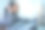 一名年轻女子用音乐键盘和电脑创作音乐。图片下载