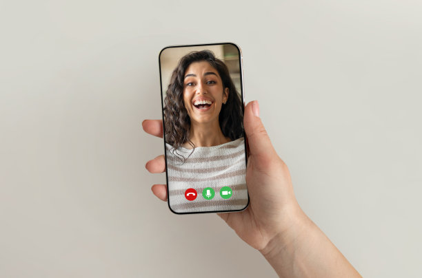 网络电话。无法辨认的女人用智能手机和她的女性朋友视频聊天图片下载