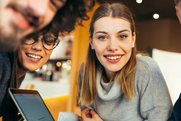 一群年轻的多民族朋友在咖啡店里联谊娱乐图片下载