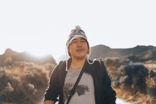 日落时分沙漠里的背包客图片下载