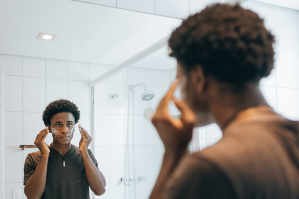 男士在擦面霜图片下载