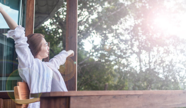 乡村家庭与快乐健康的女人感觉良好的假期在自然度假bulcony。简单的生活方式，人们在清新舒适的户外公园舒适放松的早晨图片下载