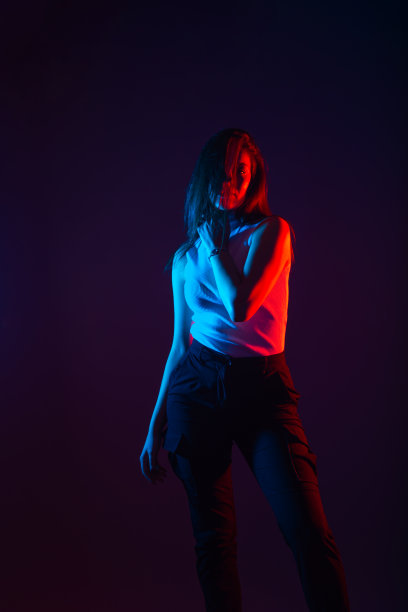 蓝色和红色灯光肖像的女性模特在黑色背景与高对比度图片下载