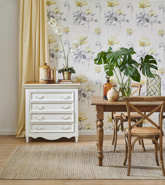 现代的壁纸背景在房间里，木制家具桌椅概念和橱柜，黄色的地毯和绿色的植物花瓶。图片下载