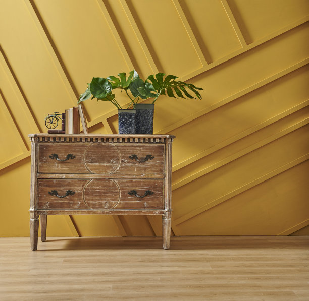 现代的壁纸背景在房间里，木制家具桌椅概念和橱柜，黄色的地毯和绿色的植物花瓶。图片下载