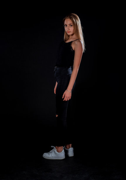 挑衅的时髦的女人图片下载