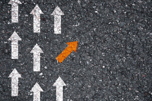 黄色箭头交叉方向图片下载