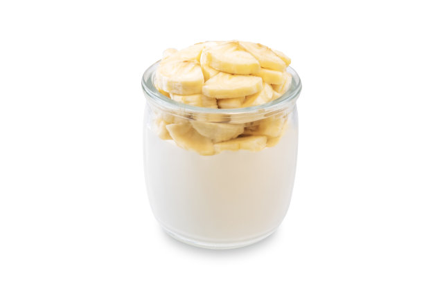 希腊酸奶和香蕉片在一个白色的孤立背景玻璃图片下载