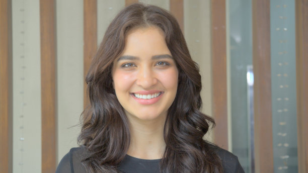 近身漂亮的白人女性高管、业主企业、经理或投资者有信心，眼光和领导站在镜头前微笑。成功的女商人在商界工作。图片下载