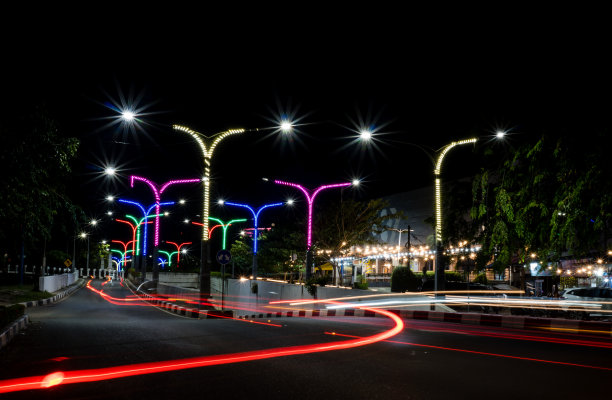 光条纹的汽车行驶在交叉路口在夜间库存照片图片下载