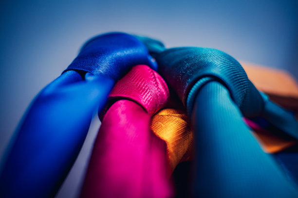 五颜六色的领带挂在把手的末端，随时可以佩戴。图片下载