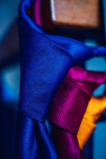 五颜六色的领带挂在把手的末端，随时可以佩戴。图片下载