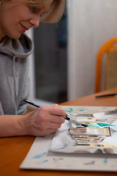 年轻女子在城市风景画水彩画图片下载