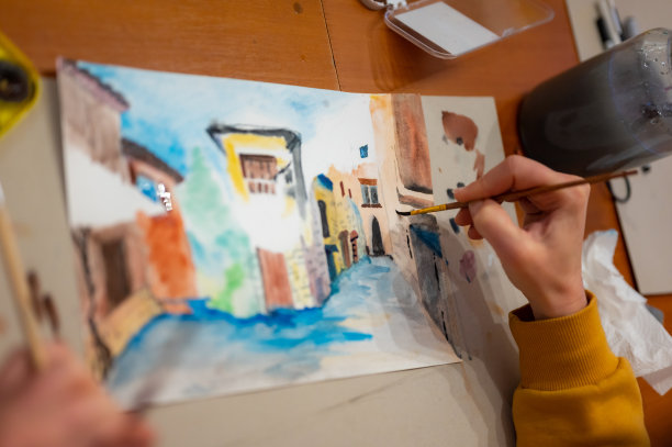 年轻女性在城市风景画水彩画图片下载