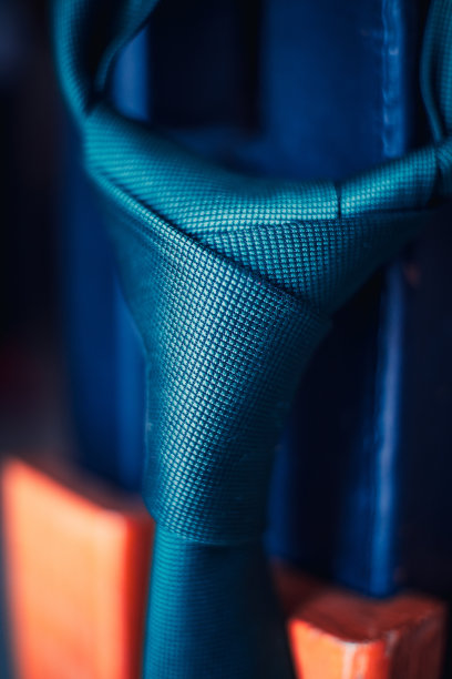 五颜六色的领带挂在把手的末端，随时可以佩戴。图片下载