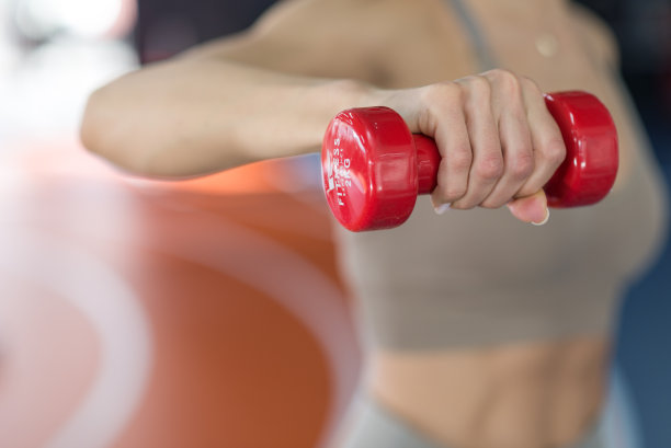 在健身房里锻炼的女人，举重的照片图片下载