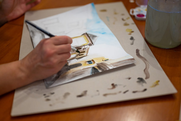 笔刷手上面的水彩画。彩色的中世纪城市街道上的纸板。图片下载