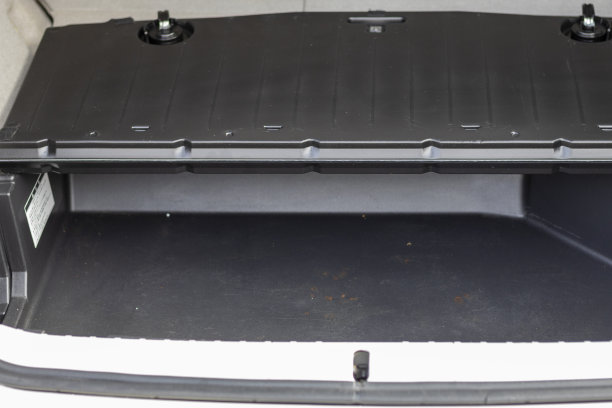 一辆汽车的空后备箱图片下载