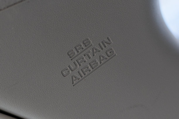 车辆中的SRS帘式安全气囊图片下载