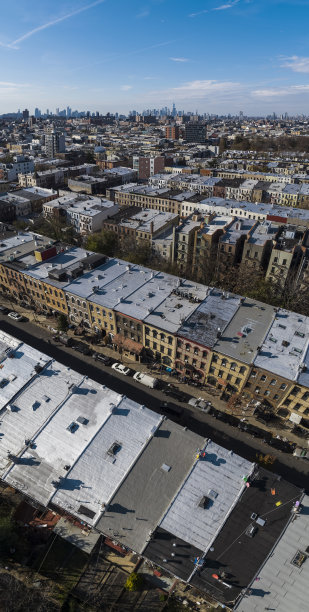 阳光明媚的午后，在纽约布鲁克林的布什维克住宅区，远处的曼哈顿作为背景。超大，高分辨率拼接垂直全景图。图片下载