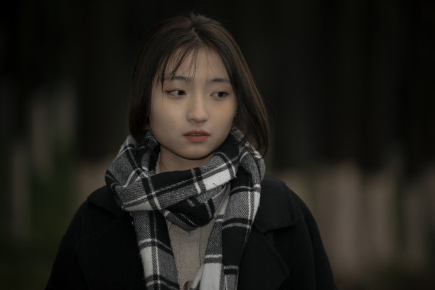 亚洲美丽的女孩在雨天的河边图片下载