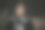 亚洲美丽的女孩在雨天的河边图片下载