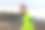 一个年轻男性跑步者的特写穿着充满活力的跑步衣服和跑步太阳镜，在雨天和阴天跑步图片下载