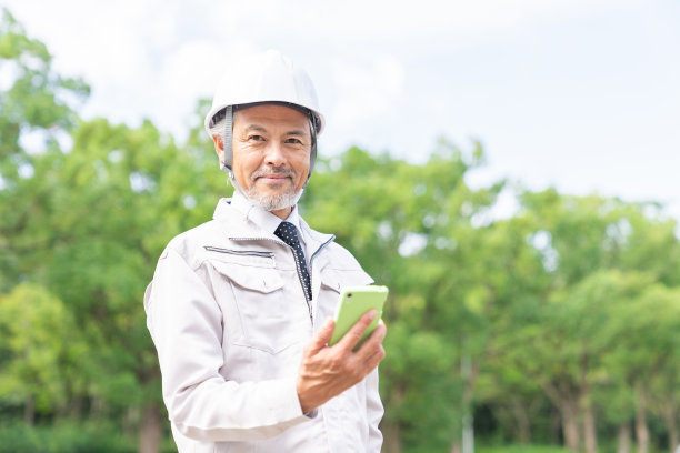 资深亚洲商人，建筑工人，智能手机，图片下载