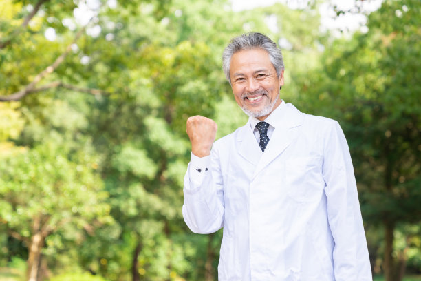 穿白大褂的资深医生图片下载